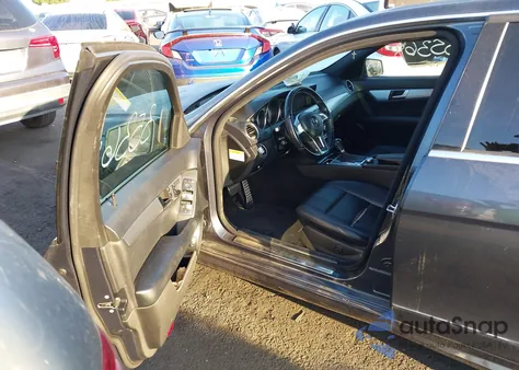 2013 Mercedes-Benz C 250 Sport z USA, uszkodzony, nr VIN WDDGF4HB0DA807408